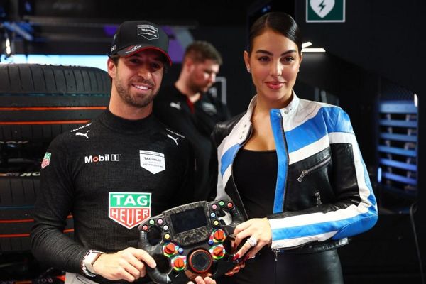 Cristiano Ronaldo Wag Georgina Rodriguez穿着皮革从头到脚，因为她在Formula E Race中扮演重要角色