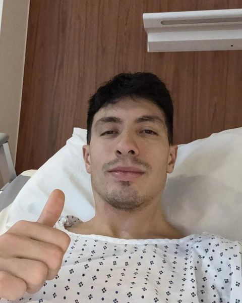 “暴风雨日”  – 曼联星lisandro Martinez分享了恐怖膝盖受伤后医院病床的情感更新