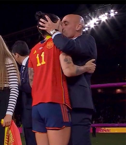 西班牙耻辱的足球首长rubiares因不需要的吻而犯有性侵犯世界杯明星罪…但避免了监狱