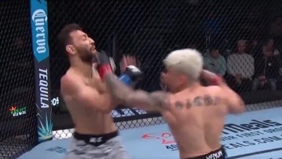UFC明星在乱七八糟的裁判中躲在画布上一动不动地睁开眼睛，以停止战斗