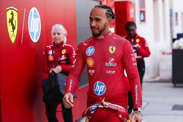 梅赛德斯在F1测试中尴尬的刘易斯·汉密尔顿（Lewis Hamilton）的错误，因为工作人员急忙解决错误
