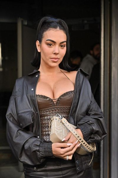 乔治娜·罗德里格斯（Georgina Rodriguez）在巴黎时装周期间低剪裁的衣服冒着衣柜故障的风险