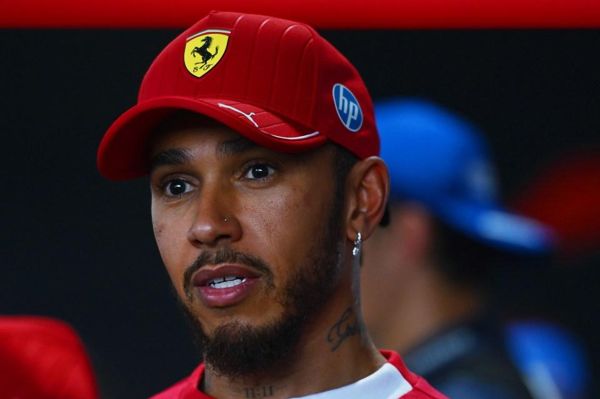 “对系统的震惊”  – 刘易斯·汉密尔顿（Lewis Hamilton）开玩笑说，他甚至不知道墨尔本的雨水雨水在他的新法拉利上的湿开关在哪里