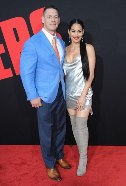 在约翰·塞纳（John Cena）的奇异75页的奇异关系合同与尼基·贝拉