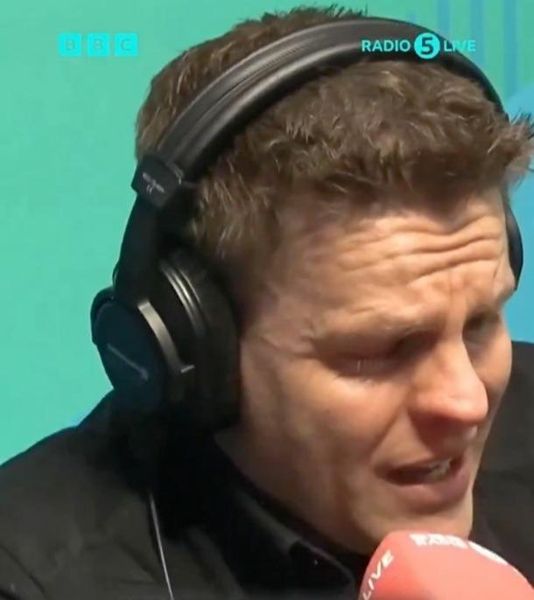 杰克·汉弗莱（Jake Humphrey）向英国广播公司（BBC）泪流满面，向F1传奇人物埃迪·乔丹（Eddie Jordan）致敬