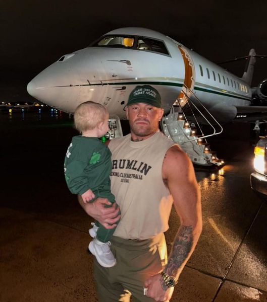 康纳·麦格雷戈（Conor McGregor）宣布竞标成为爱尔兰总统，因为他在私人飞机外面摆出了“使爱尔兰再次伟大”帽子