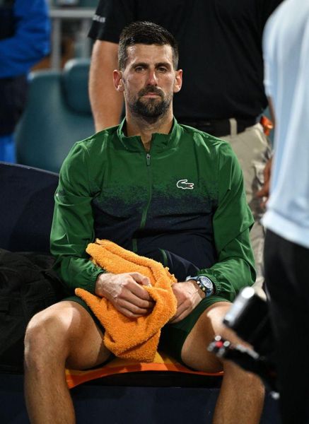 诺瓦克·德约科维奇（Novak Djokovic）的等待第100个冠军在他被少年殴打之后，他只参加了裁判，他才参加午餐