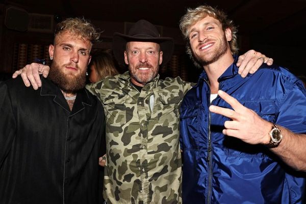 洛根（Logan）和杰克·保罗（Jake Paul）的父亲担心儿子搬到洛杉矶后会诉诸色情……然后在短短一年内赚了5000万美元