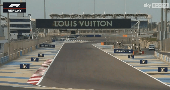 F1测试闹剧作为随机驾驶在轨道上迫使刘易斯·汉密尔顿（Lewis Hamilton）和CO突然停止