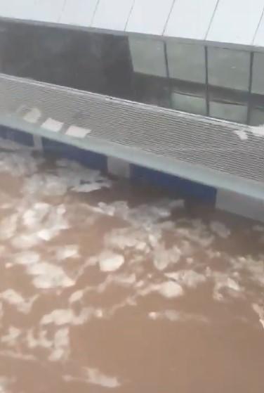 Ex-F1轨道托有125,000名球迷在暴雨后留下的水下，因为家庭直接变成河流