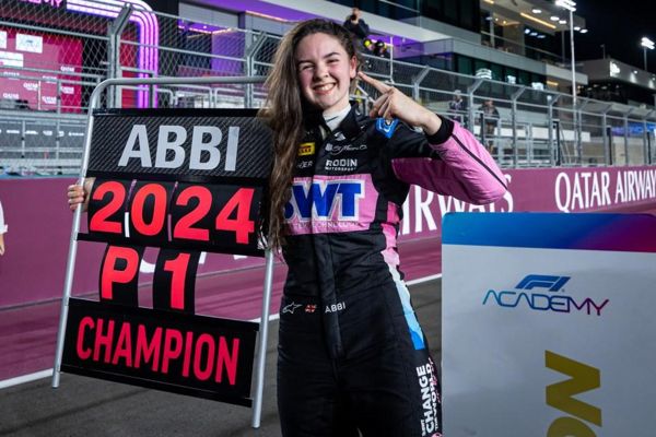 阿比（Abbi）努力成为F1中的第一个女司机，持续了50年，并回忆起与刘易斯·汉密尔顿（Lewis Hamilton）的第一次见面