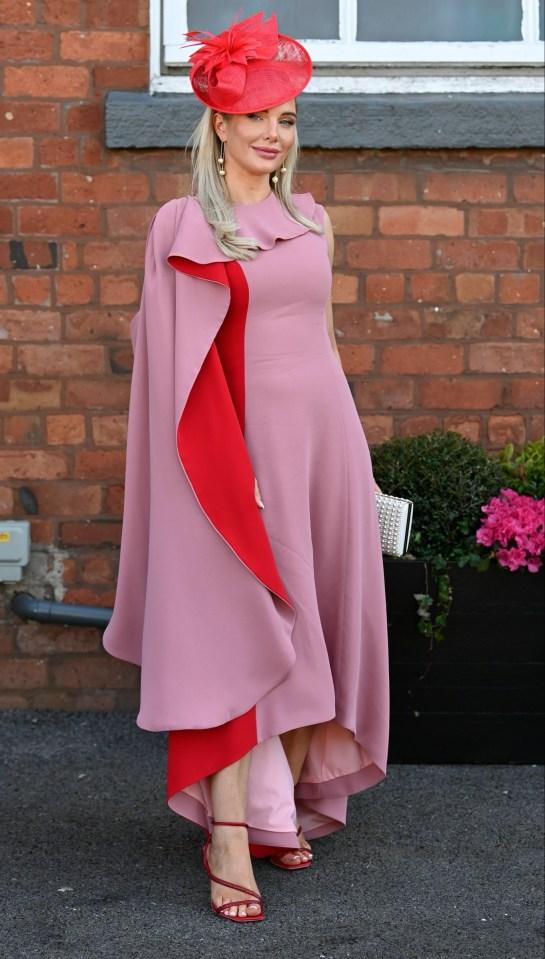 大国家狂欢者在阳光下享受乐趣，包括海伦·弗拉纳根（Helen Flanagan）在Aintree上的名人