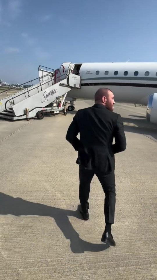 在Conor McGregor的Jumbo私人喷气机中，带有大型宽屏电视和床，因为UFC传奇人物提供个人旅行