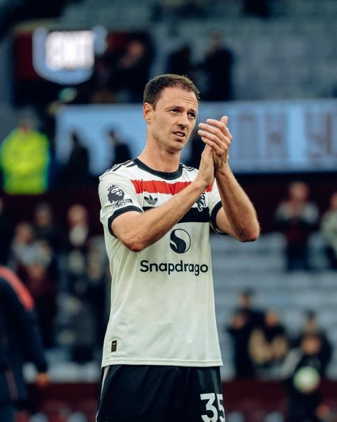 曼联的传奇人物乔尼·埃文斯（Jonny Evans）和英格兰前锋在埃克斯汉姆（Wrexham）晋升为冠军后可以瞄准