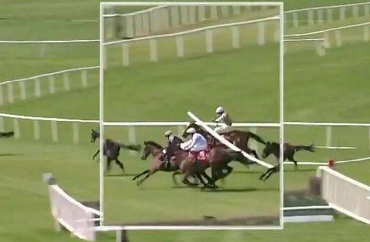 令人震惊的时刻骑师在Punchestown Festival的混乱竞赛中撞到栏杆后被击中