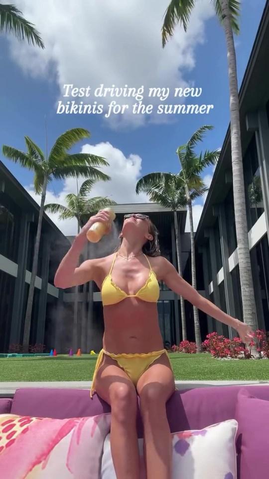 高尔夫Wag Jena Sims的测试驱动了她的比基尼夏天'