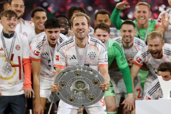 哈里·凯恩（Harry Kane）在电视采访中浸透了啤酒，他在终于举起奖杯后与骄傲的家人一起庆祝