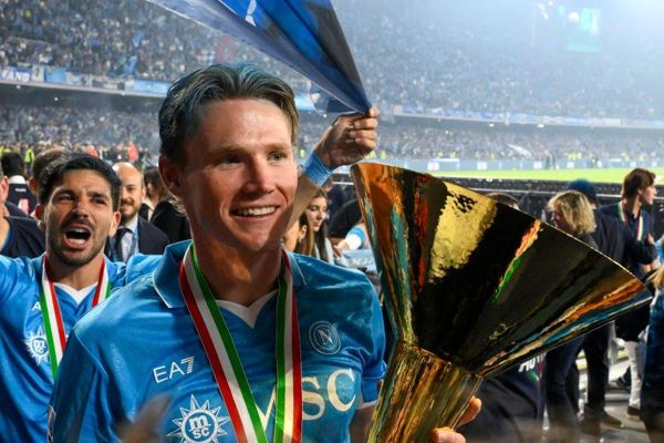 斯科特·麦克托米尼（Scott McTominay）从曼联（Manchester United）出发后与那不勒斯（Napoli）赢得意甲联赛后，享有完美的一年