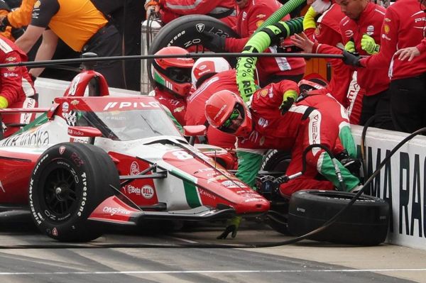 “像保龄球一样”  – 恐怖的撞车事故，Indy 500驾驶员将他的维修人员投入到他的维修人员身上，并受伤了四个车队成员