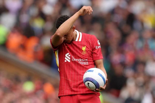 特伦特·亚历山大·阿诺德（Trent Alexander-Arnold）在利物浦告别中流泪