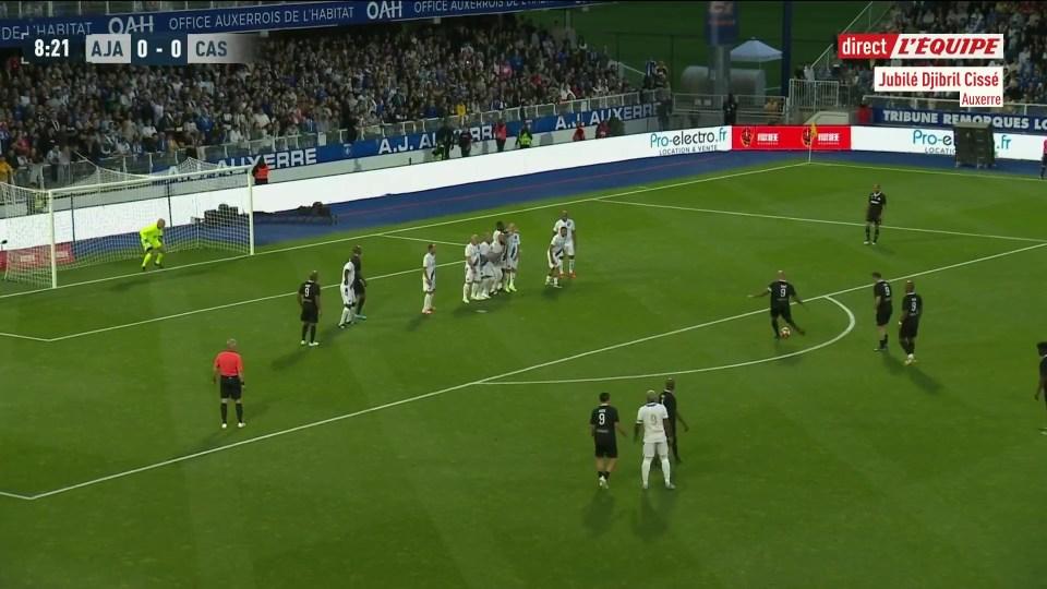 观看蒂埃里·亨利（Thierry Henry）在47岁的阿森纳温格（Arsene Wenger）的惊人任意球，阿森纳球迷要求Arteta签下他
