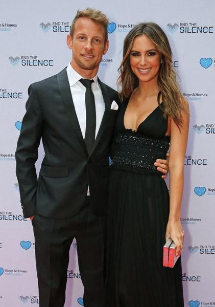 从詹森·巴顿（Jenson Button）的妻子中刷了25万英镑的职业罪犯，在闭路电视表现出令人震惊的抢劫后被判入狱
