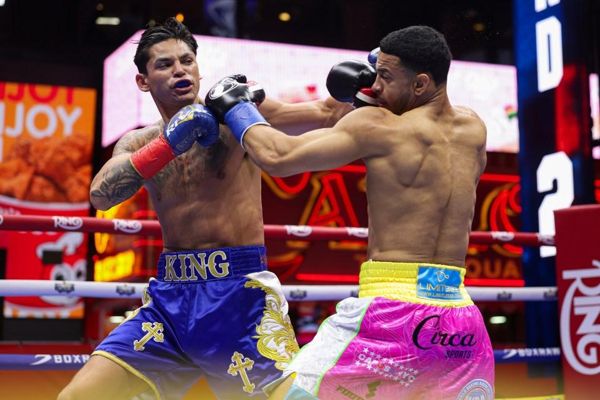 “兄弟谦卑”  – 瑞安·加西亚（Ryan Garcia）在纽约时代广场的罗莉·罗梅罗（Rolly Romero）击败了罗兰多·罗梅罗（Rolando Romero），泪流满面