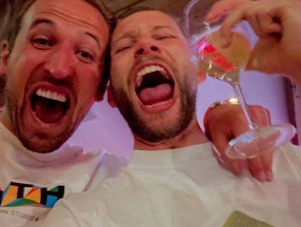 哈里·凯恩（Harry Kane）终于打破了他的奖杯鸭，他确保以风格庆祝
