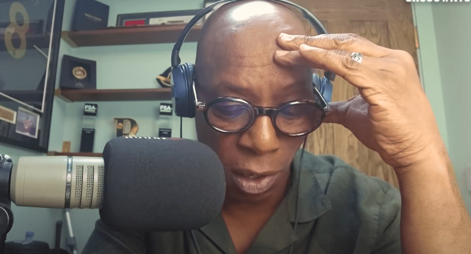 伊恩·赖特（Ian Wright）在播客中看起来很沮丧，斯蒂芬·霍顿（Steph Houghton）支持前英格兰队友埃尼·阿鲁科（Eni Aluko）之前，迪恩·赖特（Ian Wright）在他的“艰难一周”中开放