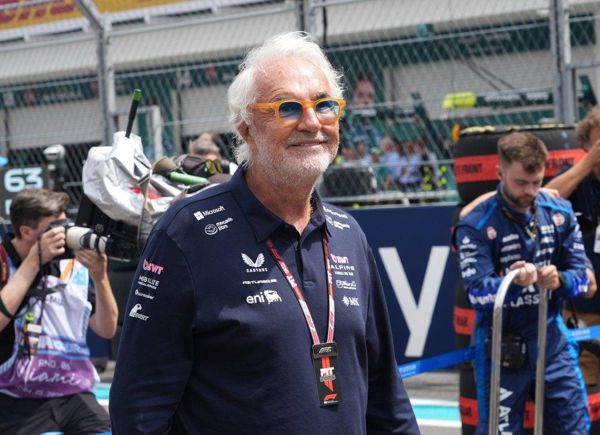 有争议的热爱超级名模的Flavio Briatore因Crashgate而被禁止终身禁令，但已返回F1