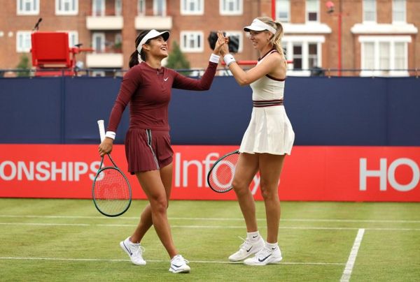 网球迷在艾玛·拉多卡努（Emma Raducanu）的皇后王（Queen's of Queen's）猛击艾玛·拉多卡努（Emma Raducanu）的现场报道