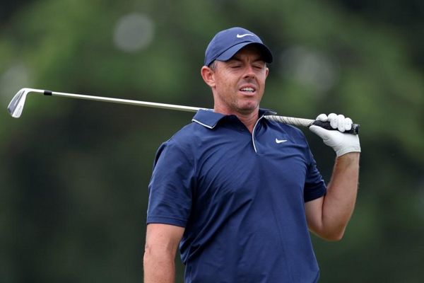 “哦，哇”  – 罗里·麦克罗伊（Rory McIlroy）在美国公开赛的第二轮艰难的第二轮中发泄愤怒时扔了他的俱乐部，砸碎了一个T恤