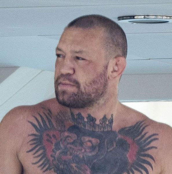 自恐怖伊维萨袭击以来，Conor McGregor运动是UFC暴徒与伴侣在游艇上与伙伴一起在游艇上与伴侣一起遇难的眼睛