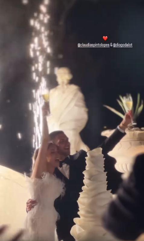曼联球星迪奥戈·达洛特在 18 世纪的葡萄牙宫殿与魅力伴侣克劳迪娅结婚，然后彻夜载歌载舞