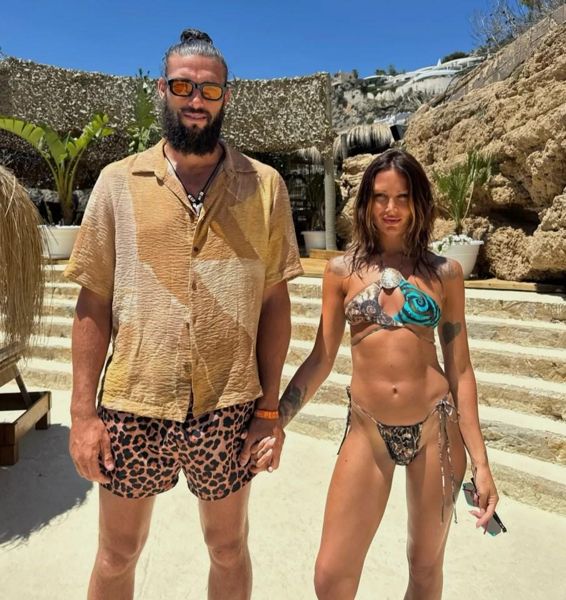 安迪·卡洛尔（Andy Carroll）在希腊度假期间与女友在Packed Restaurant和Hotel的女友中两次询问警察两次