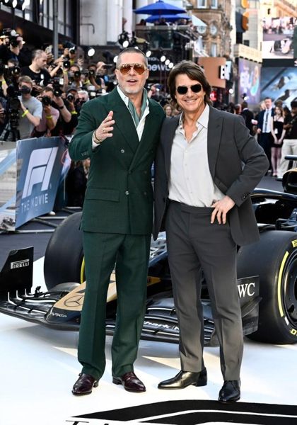 明星们在伦敦的电影首映中与刘易斯·汉密尔顿（Lewis Hamilton），汤姆·克鲁斯（Tom Cruise）和雷（Raye）一起在伦敦举行