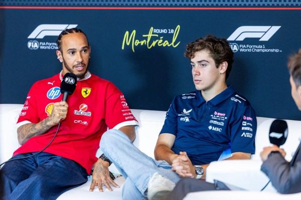 刘易斯·汉密尔顿（Lewis Hamilton）在发现自己被列为easyjet上被预订后，给了幸运的F1竞争对手在他的私人飞机上举行了升降机。
