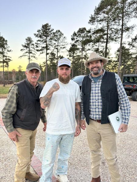 杰克·保罗（Jake Paul）与迈克·泰森（Mike Tyson）打架钱包一起购买了2900万英镑的牧场，其中包括5700英亩