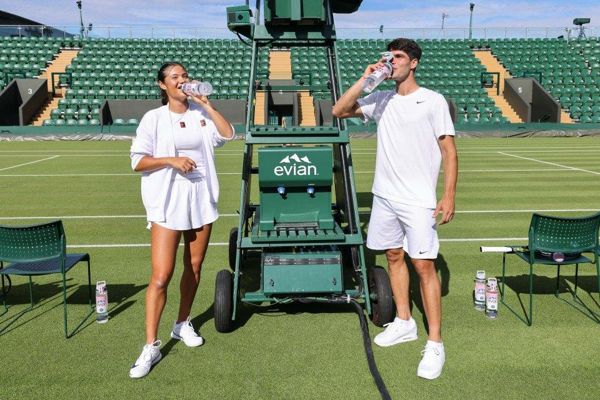 微笑的Emma Raducanu＆Carlos Alcaraz越来越近，随着武器在水品牌中互相发现