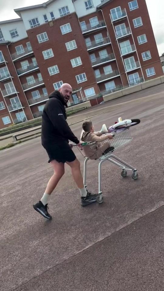 泰森·弗里（Tyson Fury）将儿子推到了购物手推车内的莫雷卡姆湾（Morecambe Bay），这是一个奇异的训练例行的一部分