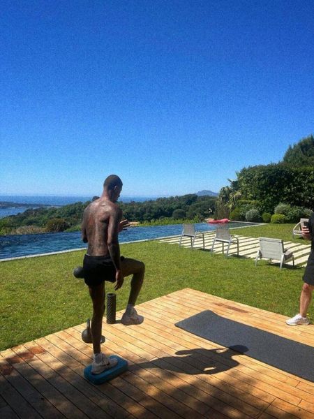 马库斯·拉什福德（Marcus Rashford）独自在戛纳（Cannes）上的火车被发现接近令人惊叹的帕德尔（Padel）明星