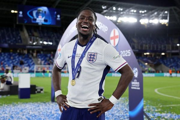 乔纳森·罗（Jonathan Rowe）从英格兰吉祥物（England Mascot）转变为三位狮子英雄