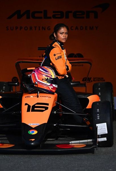 迷人的Tiktoker Bianca Bustamante是新的Formula E明星，她的粉丝军团被称为“华丽”