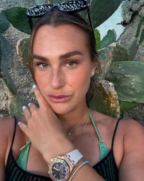 穿着比基尼的温布尔登明星Aryna Sabalenka帖子喜欢男友Georgios Frangulis在浪漫假期中