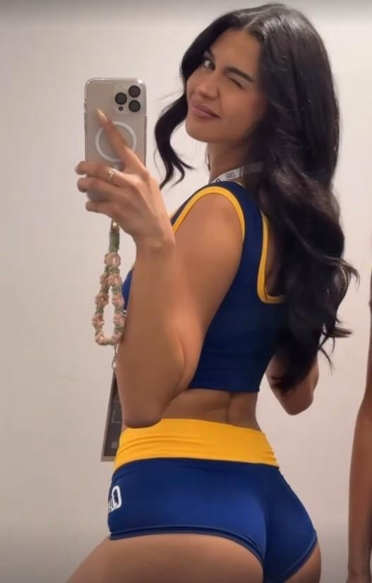 令人惊叹的戒指女孩得到了无可争议的冠军签名的热裤