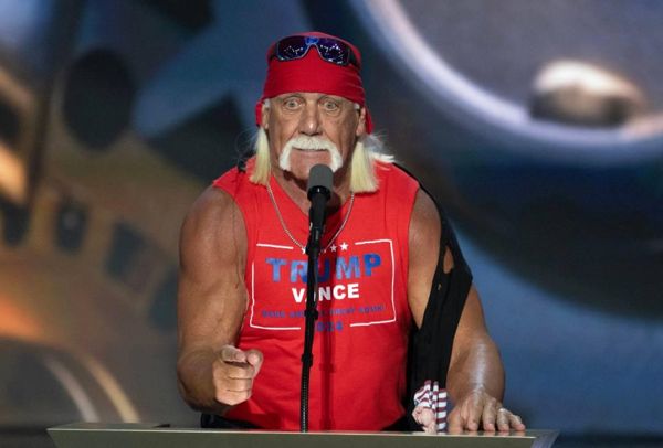 绿巨人霍根（Hulk Hogan）的绝望最后时刻在紧急船员战斗30分钟后拯救了摔跤偶像