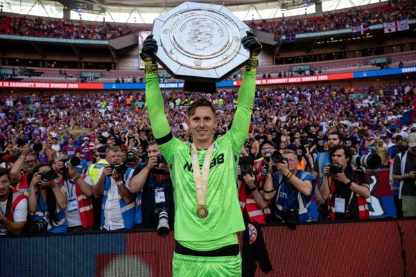 人民院长迪恩·亨德森（Dean Henderson）在周日的球场上是水晶宫的英雄