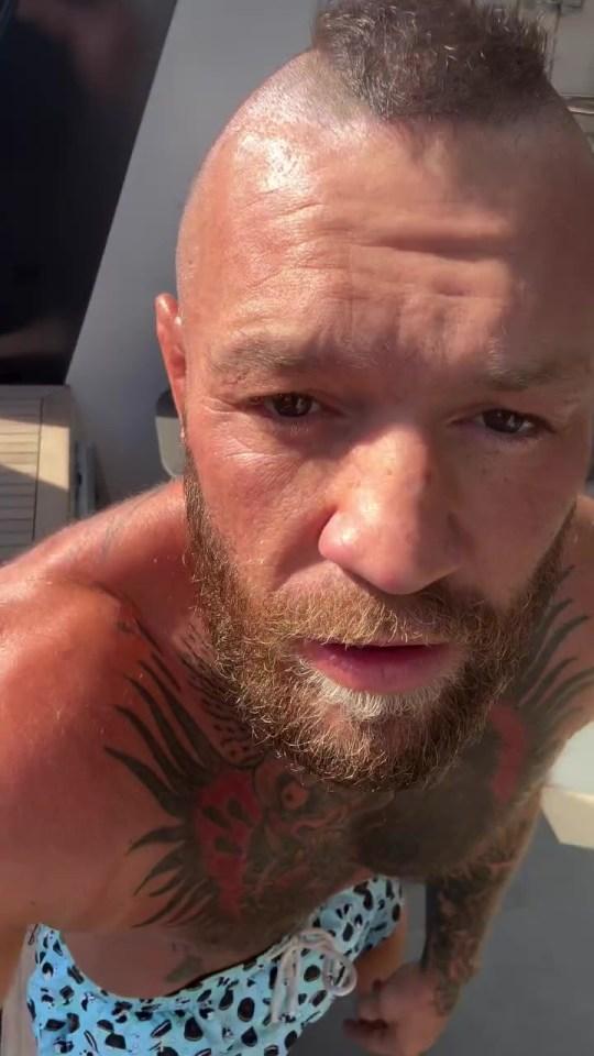 康纳·麦格雷戈（Conor McGregor）在与神秘的女人吻后，将未婚夫Dee Devlin赶走后，炫耀了新发型