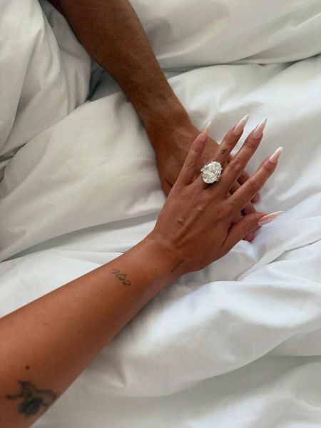 在Cristiano Ronaldo和Georgina Rodriguez的爱情故事中，他们在Gucci Shop会议后订婚了九年