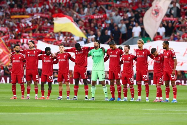 利物浦球迷自从Star的悲惨死亡以来，在第一英超联赛中向Diogo Jota致敬